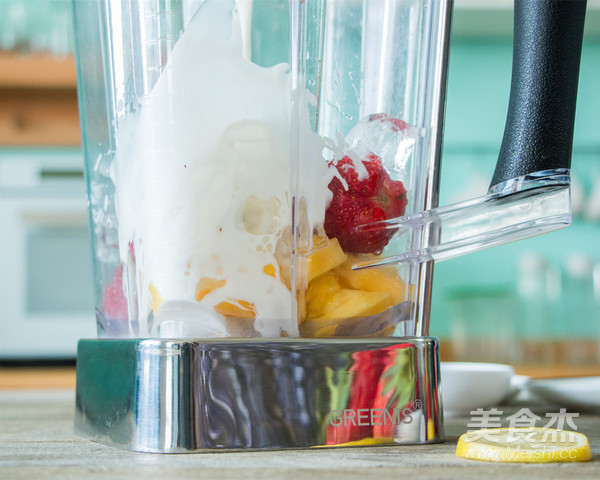 貌美的草莓菠萝奶昔