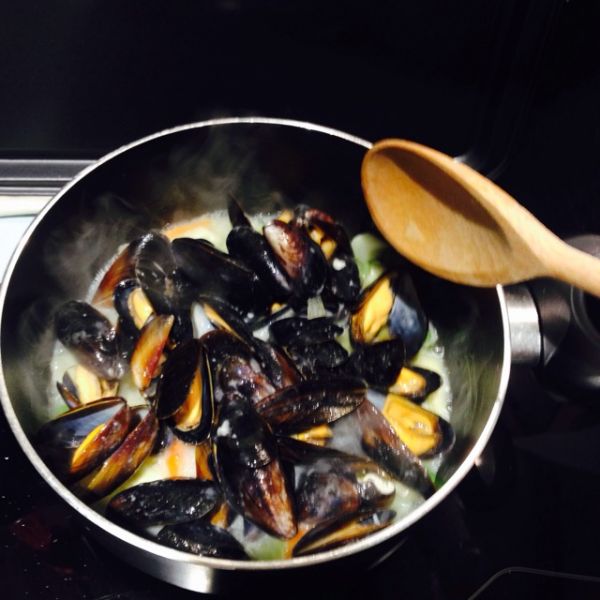 白葡萄酒煮青口