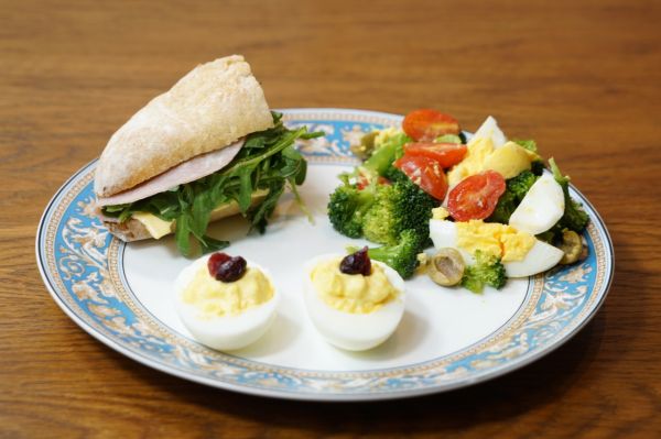 魔鬼蛋配西兰花沙拉