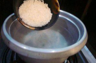 电饭煲怎么做雪梨百合粥