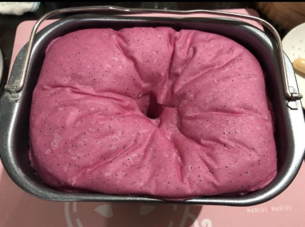 火龙果松软粉吐司