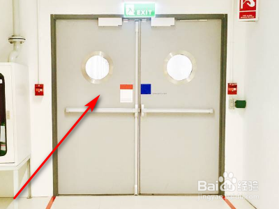 安全出口的疏散门应向哪里开启？