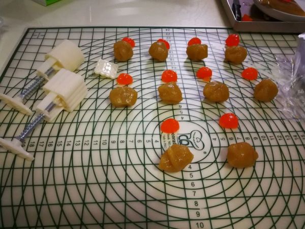 白莲蓉蛋黄月饼