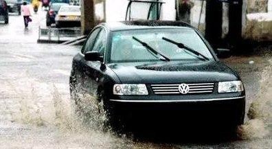 下雨天开车要注意的几点!