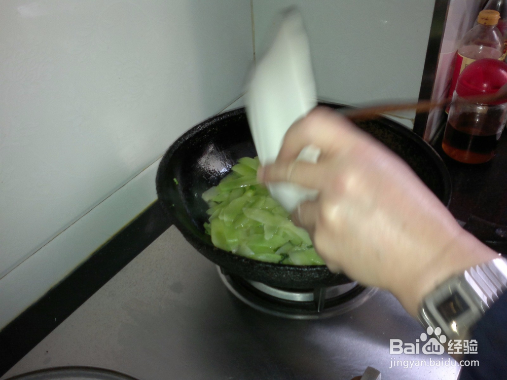 开春应季菜清炒莴笋片的做法