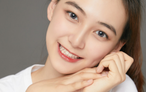 自拍照姿势怎么摆女