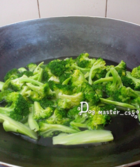 【西兰花炒烧肉】