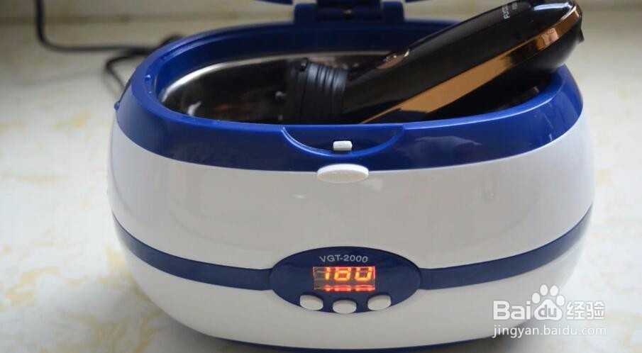 如何清洗电动剃须刀？