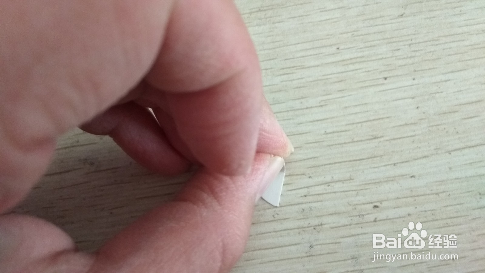 如何用两个半圆形硬卡纸做简易的中性笔的支架