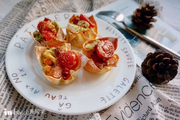 牛油果鸡蛋香肠沙拉盏