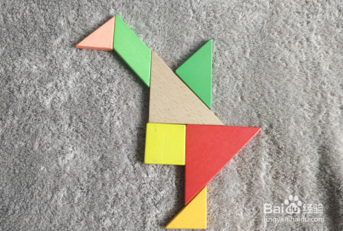 拍翅打鸣的小公鸡用七巧板怎么拼?