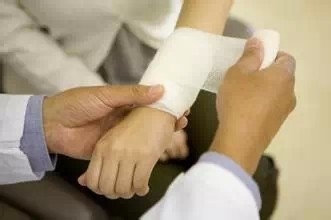 一条热毛巾作用竟然这么大,治落枕、防耳聋……