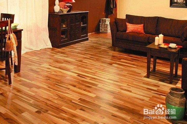 在铺地板时地面不平，应该怎么办？