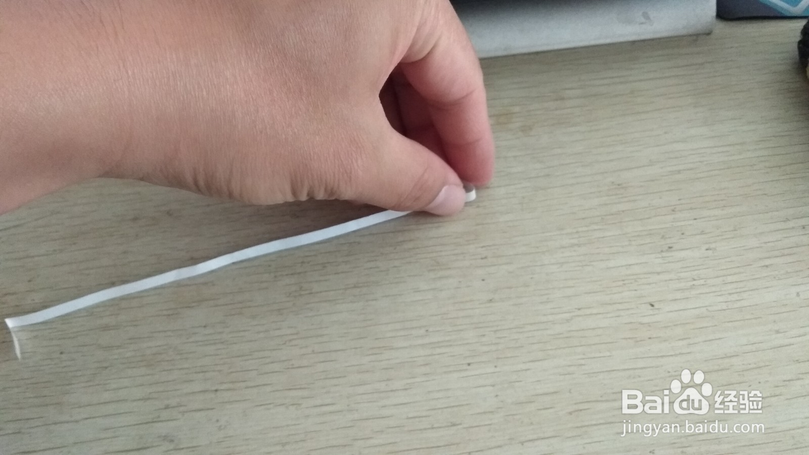 如何用细长的纸条做圆形的简易的中性笔的支架
