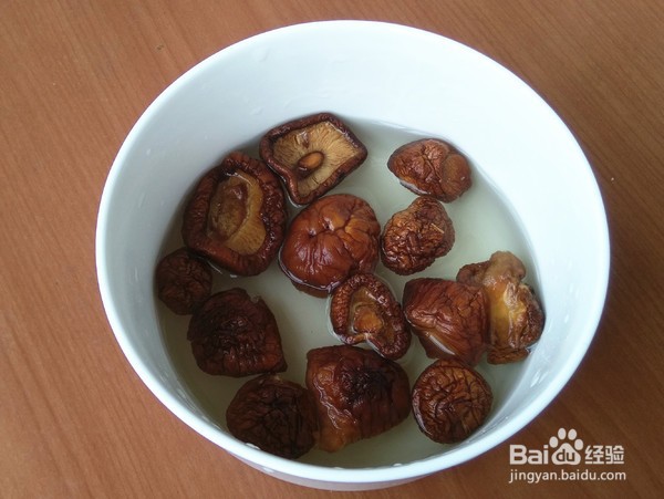 香菇和芹菜怎么做简单又好吃？