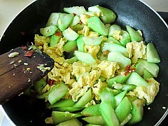 剁椒丝瓜炒鸡蛋