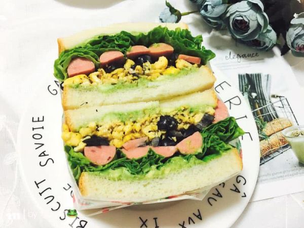 牛油果鸡蛋火腿三明治