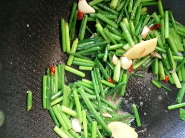 韭菜苔爆炒鱿鱼丝