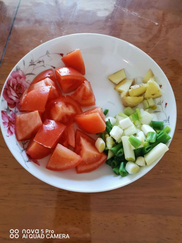 五花肉鸡腿焖面