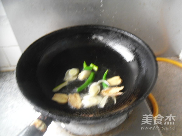 鸡腿烧元蘑的做法