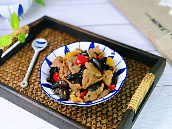 牛肉彩椒炒木耳