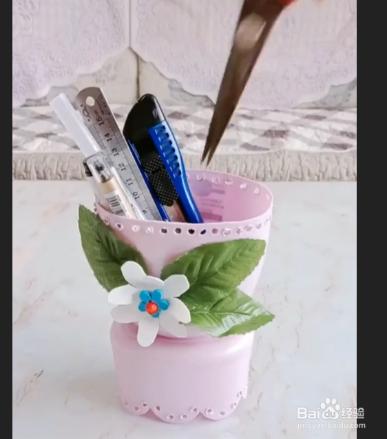 如何用一个不用的洗发水瓶做成一个花瓶?