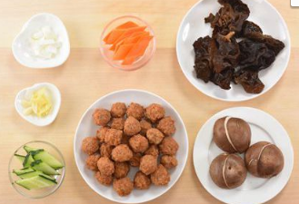 如何制作家常红烧丸子