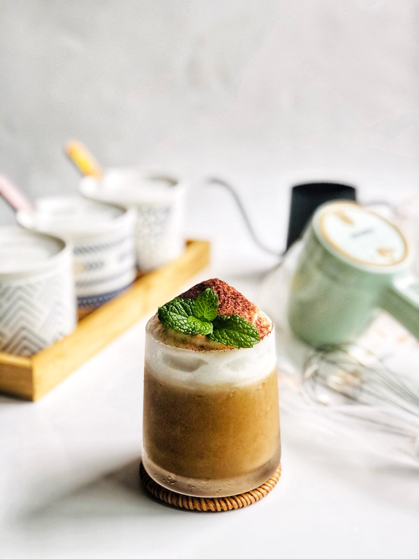 第一杯泡沫冰拿铁咖啡