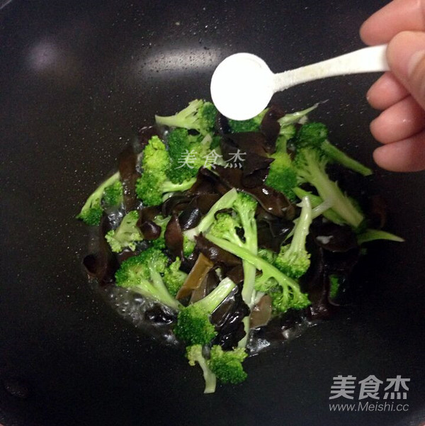 西兰花木耳的做法