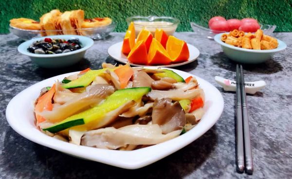 黄瓜胡萝卜炒平菇