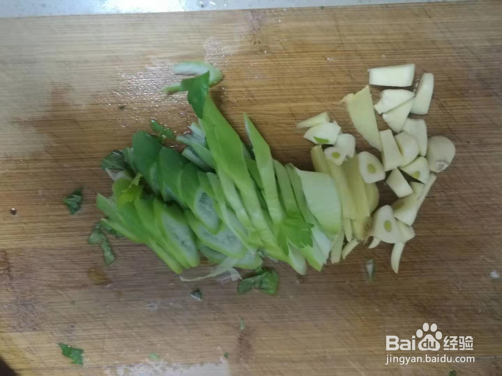 家常菜芹菜炒木耳怎么做才好吃