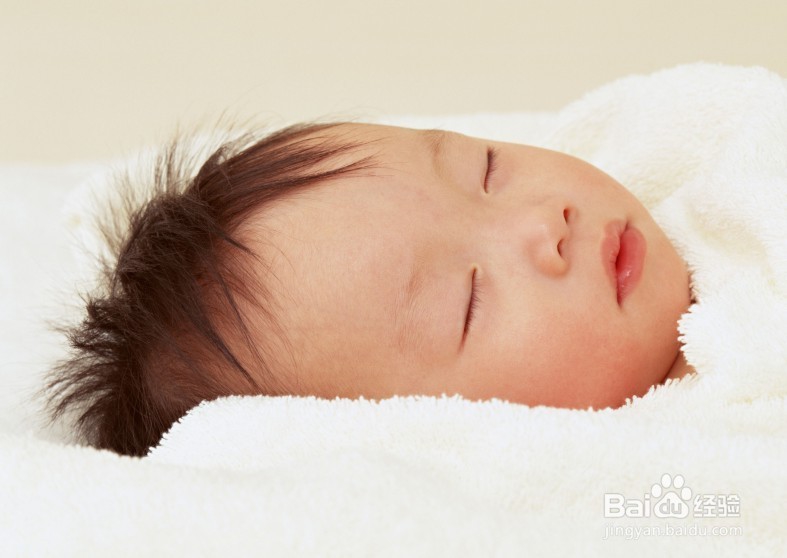 宝宝睡觉时爱踢被子怎么办