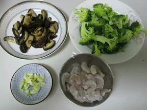 西兰花炒虾仁的做法