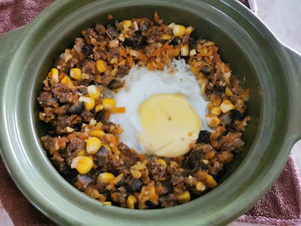 牛肉玉米胡萝卜煲仔饭