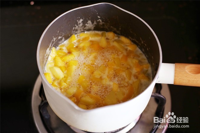 黄桃苏打饮的做法