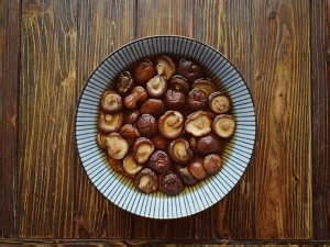 食补养生香菇鸡肉粥的做法