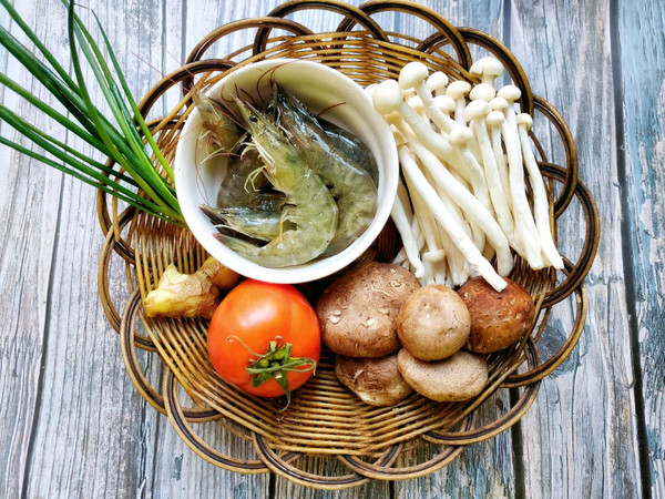 营养补钙番茄虾仁菌菇汤