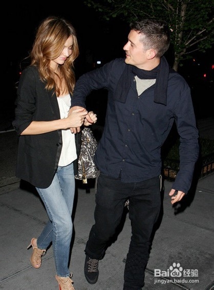 想穿牛仔裤上街该如何搭配呢?