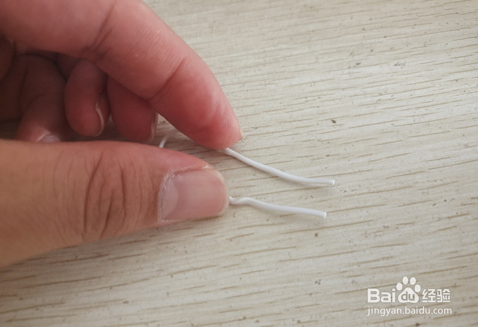 如何用一个数据线绑绳做个简易的手机的支架