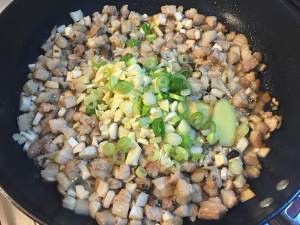 如何做洋葱酥卤肉饭