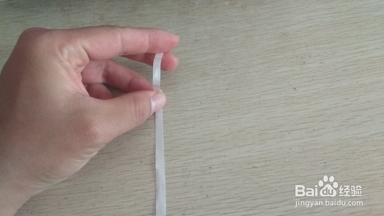 如何弯曲使得细长的纸条成为简易的中性笔的支架