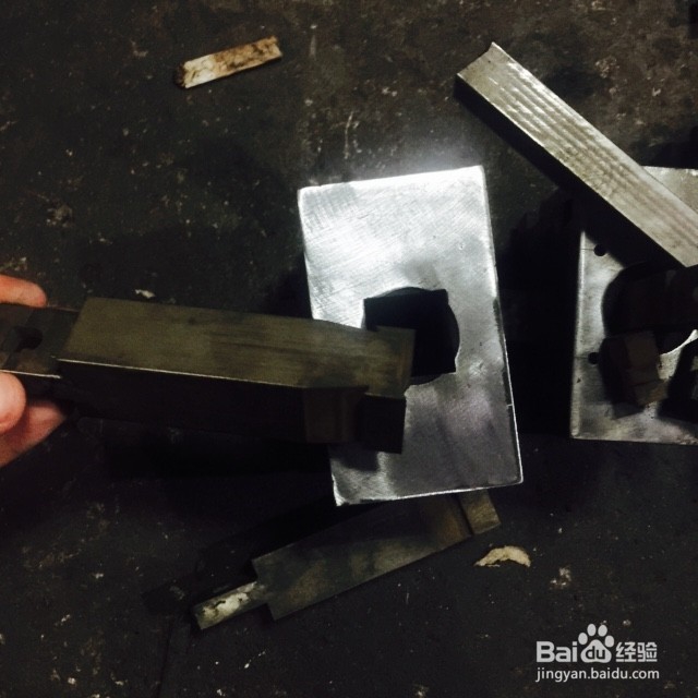 如何安装不锈钢门锁液压冲床的活动模具？