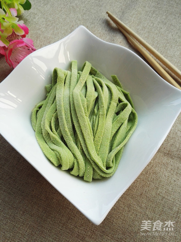 菠菜手擀面的做法