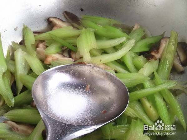 香菇炒芹菜的做法