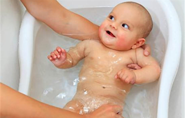 正确的洗澡方式配合强生沐浴露，让宝宝更加健康