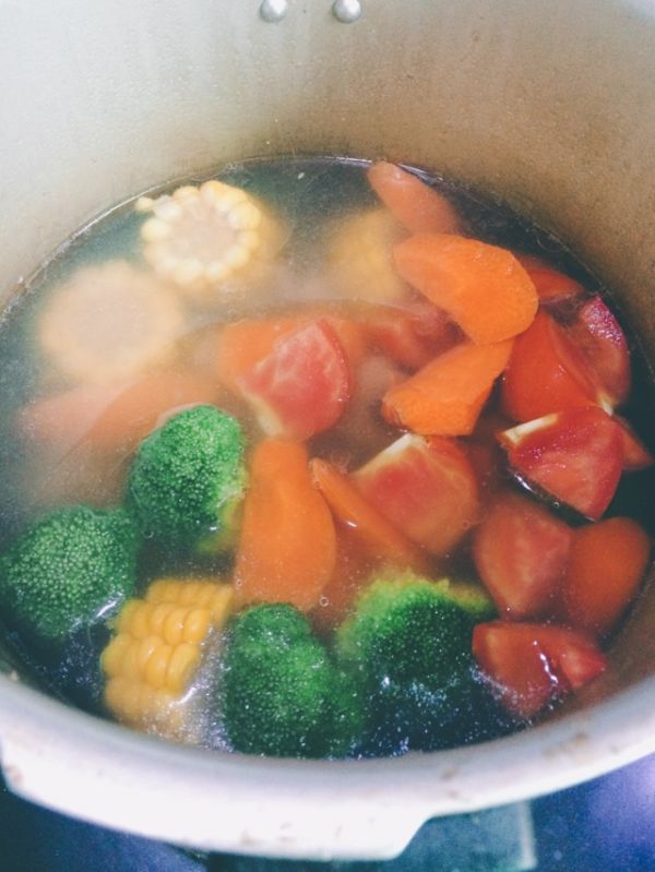 彩蔬玉米猪骨汤