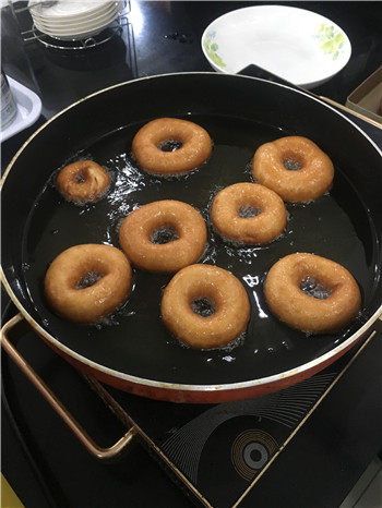 巧克力糖粉甜甜圈