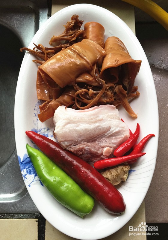 五花肉烧鱿鱼的做法