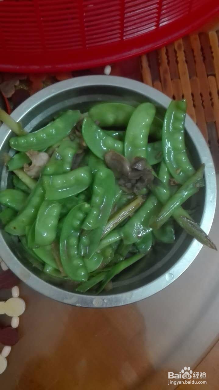 客家菜鸡肉炒荷兰豆做饭