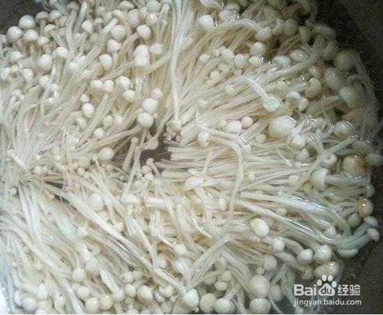 金针菇这样做,酸甜辣相融合,下饭佐酒都不错